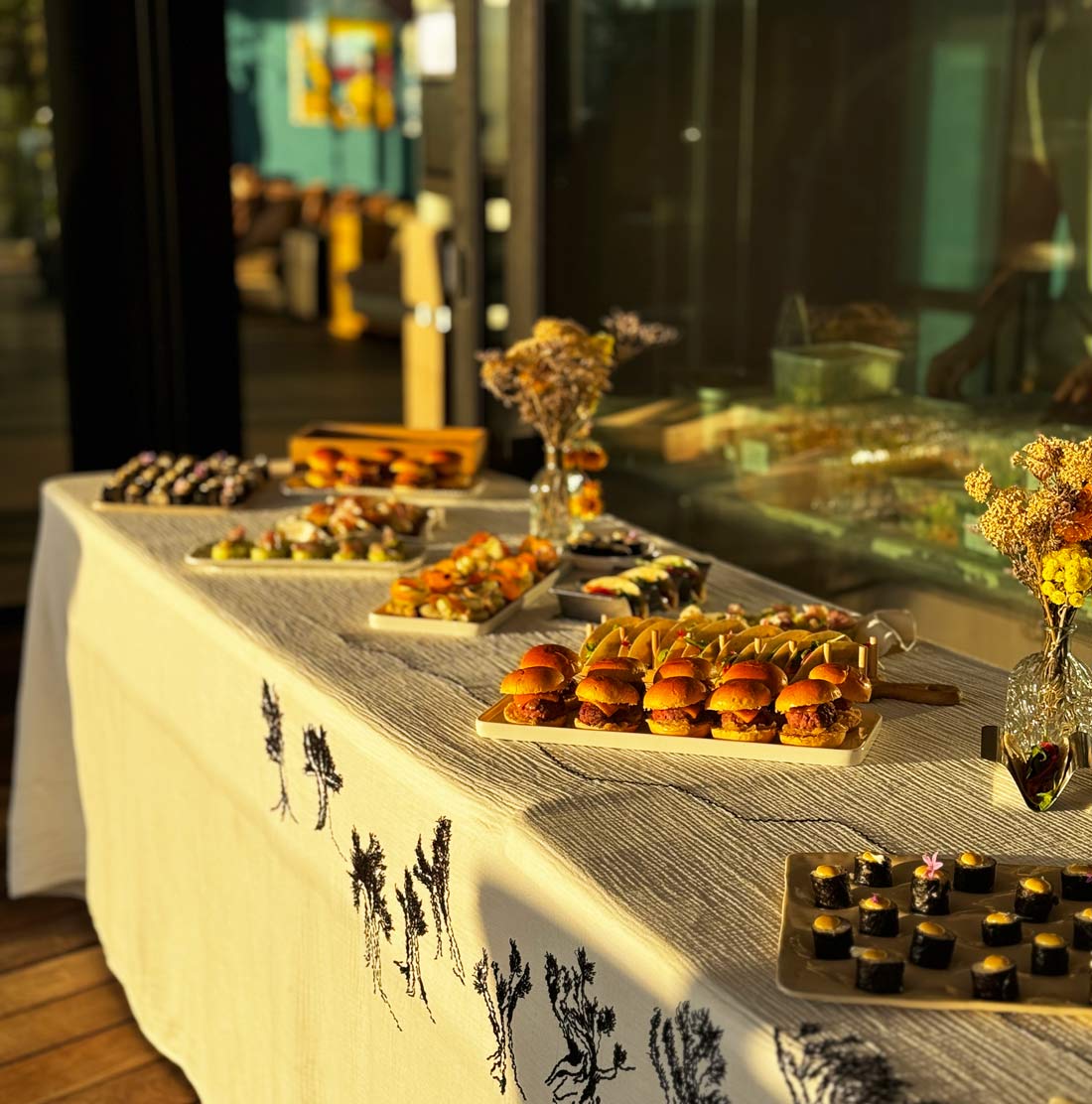 Photo d'un buffet traiteur entreprise lors de la prestation haut de gamme dans un lieu unique à Marseille.