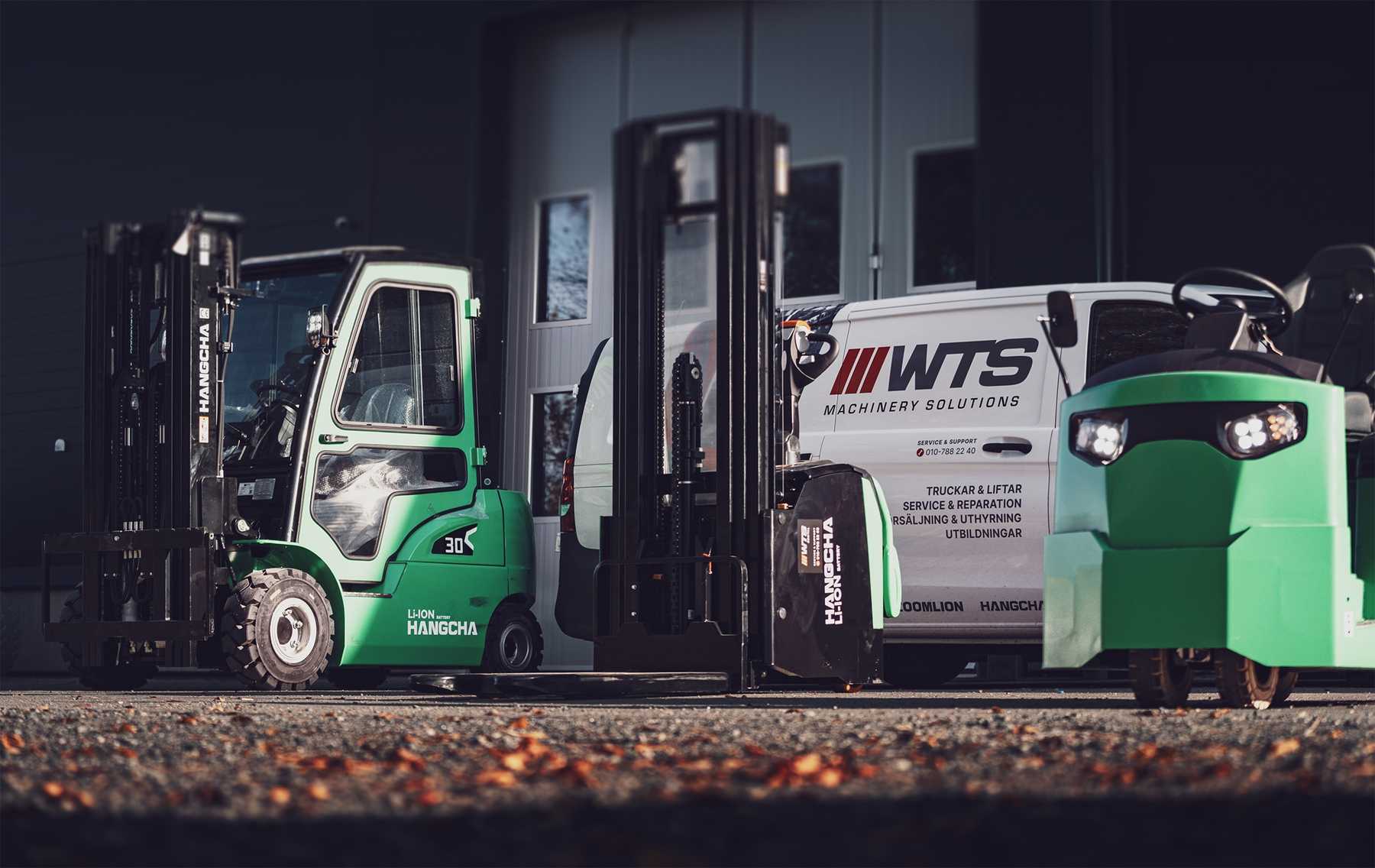 Hangcha-truckar och WTS servicebil utanför verkstaden