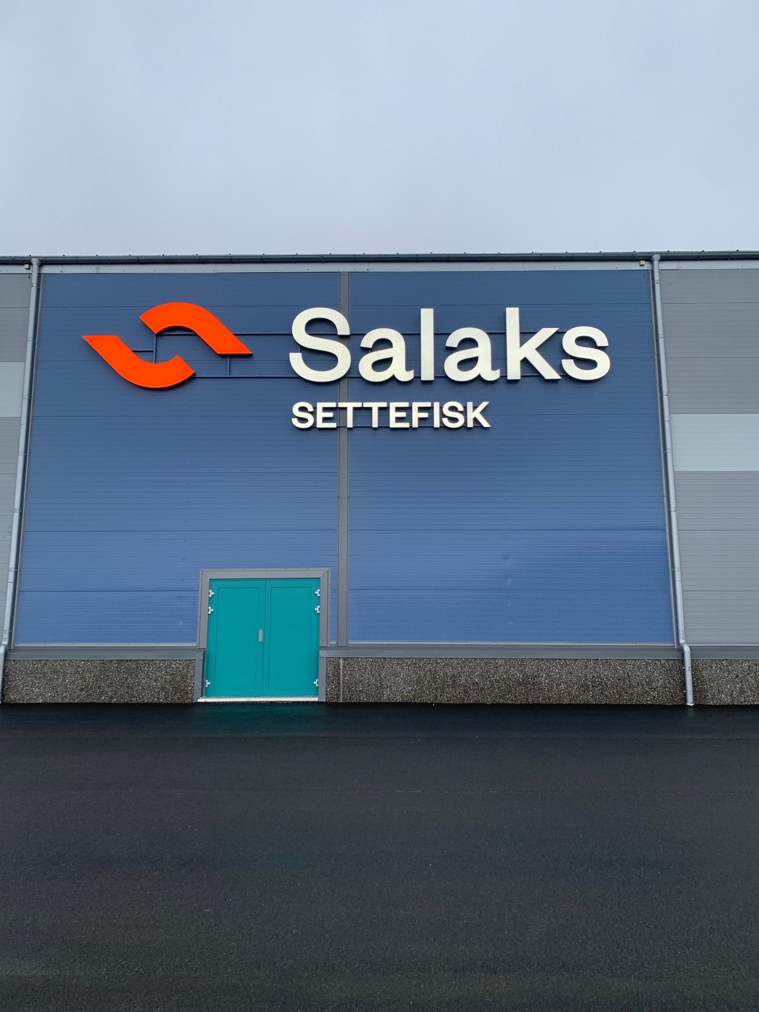 Salaks sin logo på veggen av en driftsbygning