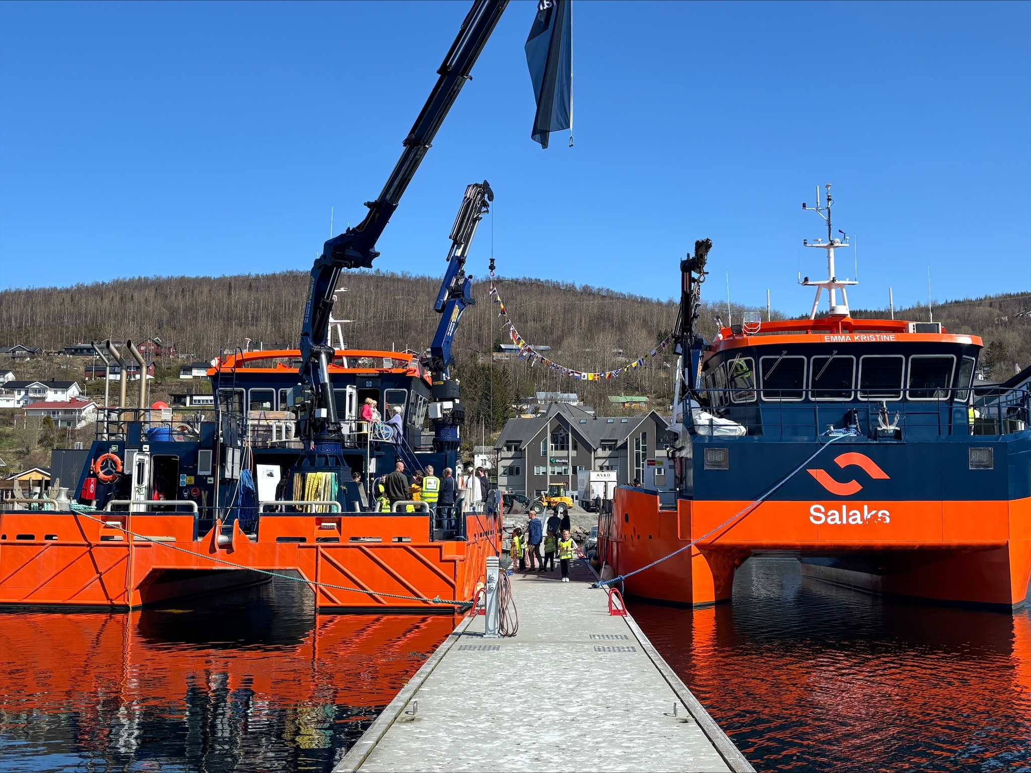 To båter på hver sin side av en flytebrygge