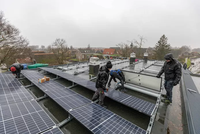 zonnepanelen op het dak plaatsen