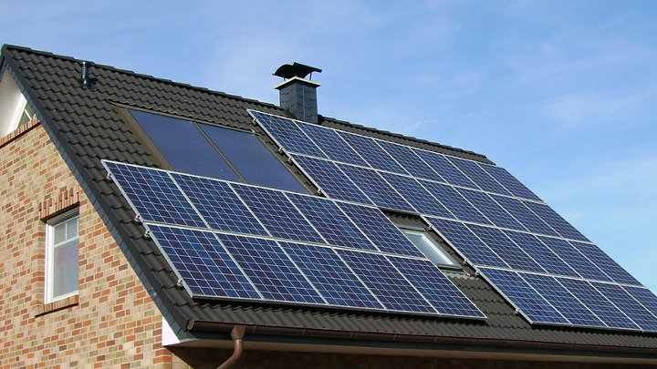 Dak met zonnepanelen erop