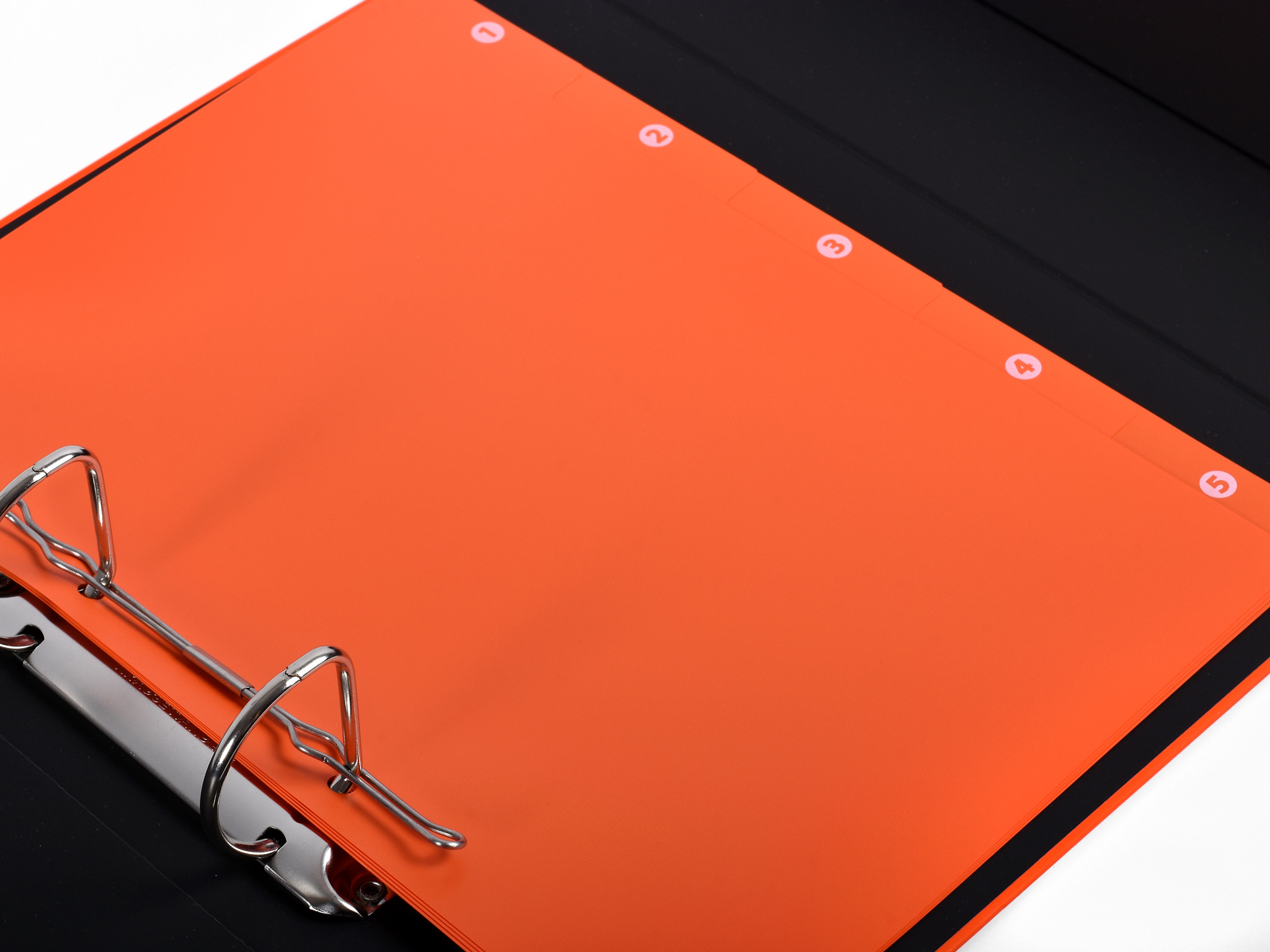 Oranje kunststof tabbladen met genummerde tabs in een ringband