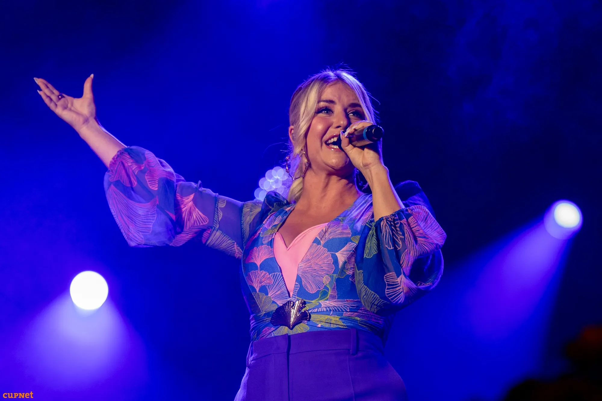 Beatrice Egli steht im Rampenlicht und singt ein Lied.