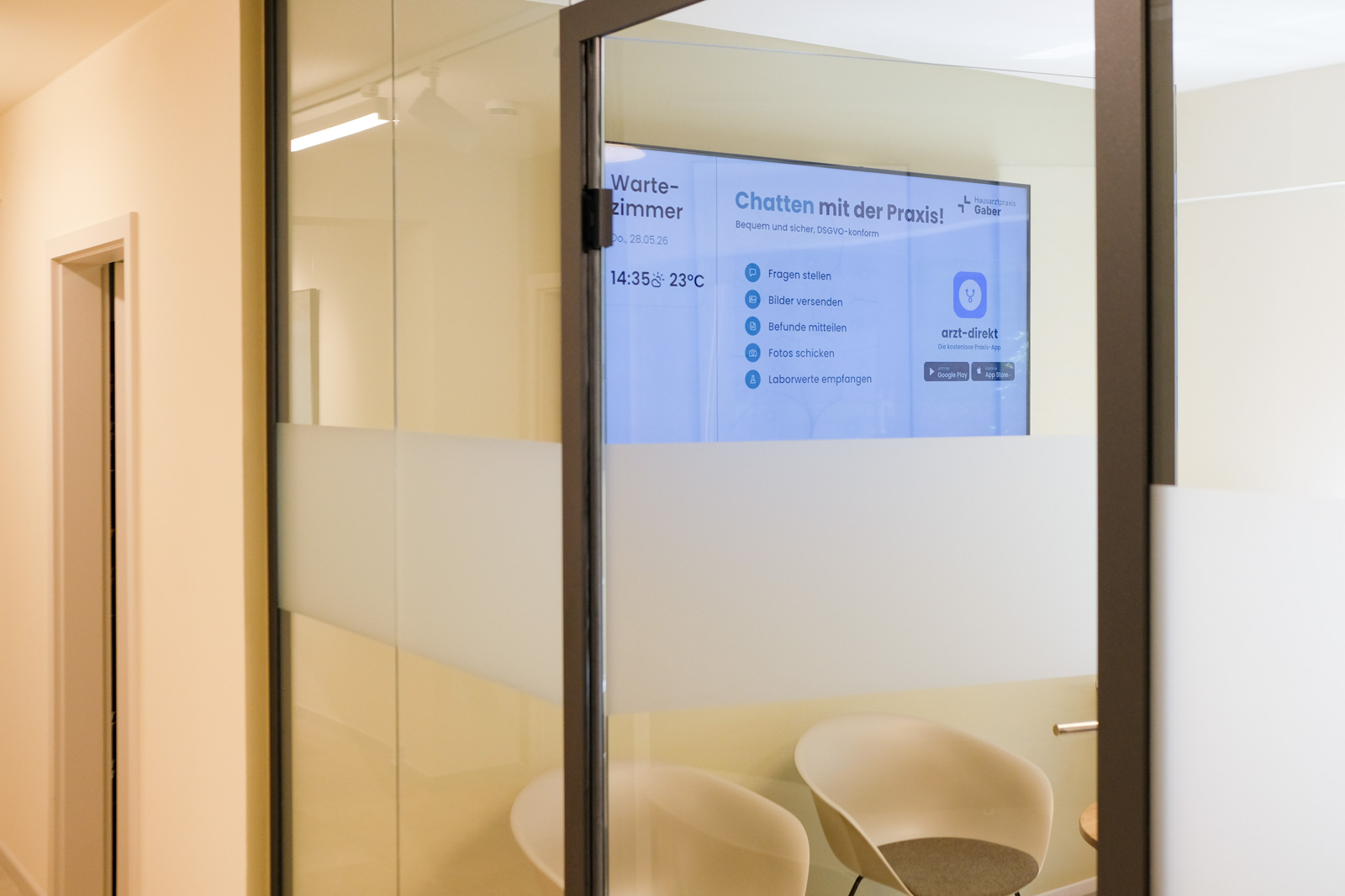 Moderne Hausarztpraxis mit Wartezimmer-Aufrufsystem und digitalen Empfang