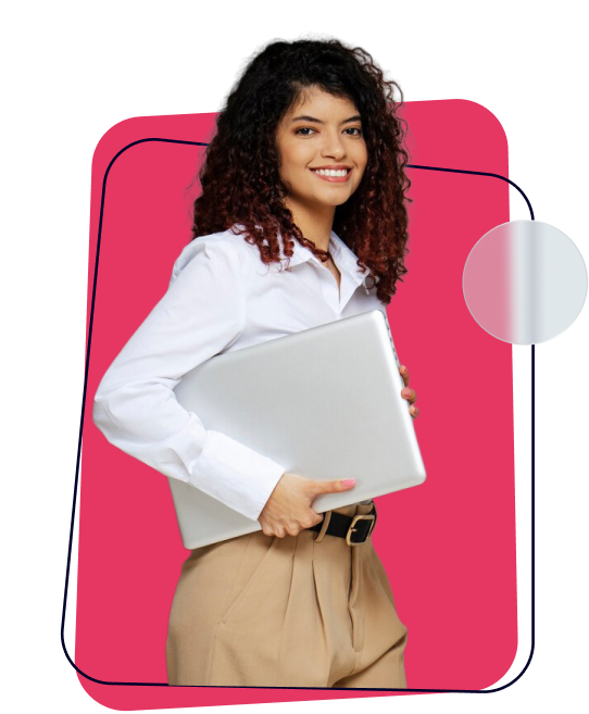 Profesional sonriendo con una laptop