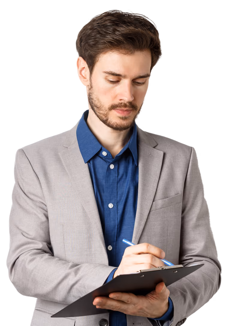 Profesional tomando notas en una planilla