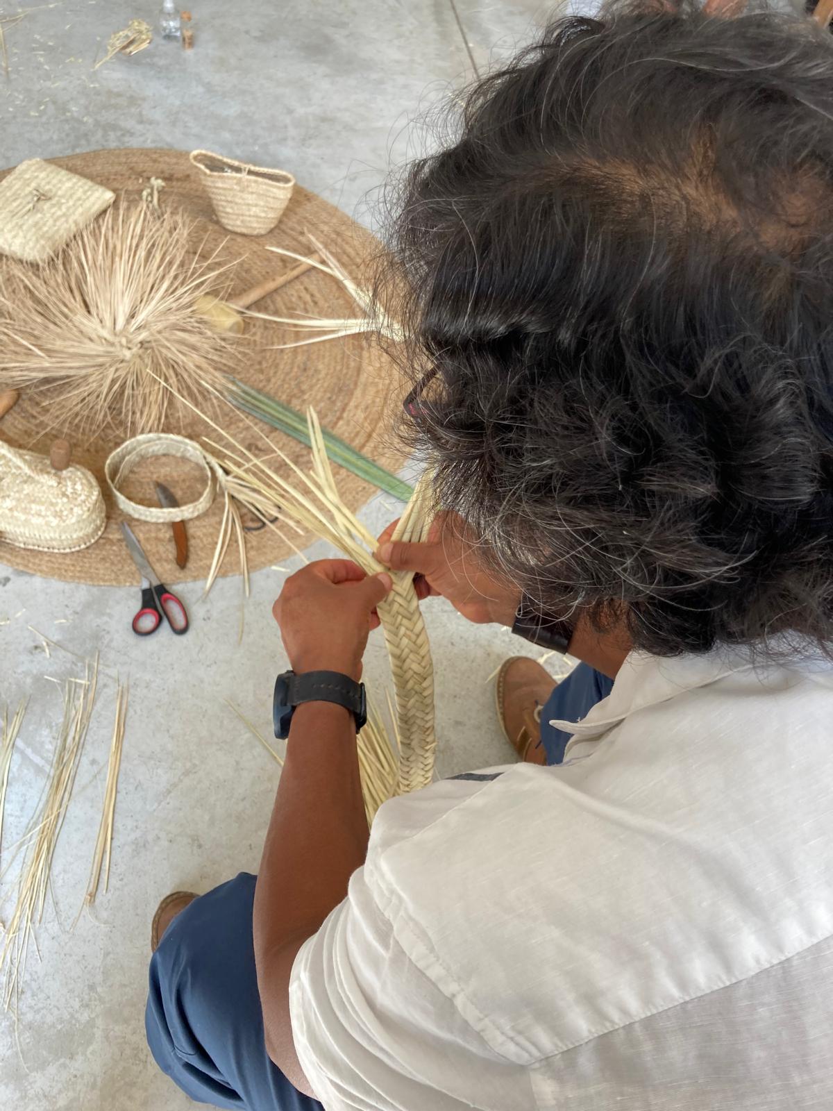 Weaving llata at La Escuela Artesana