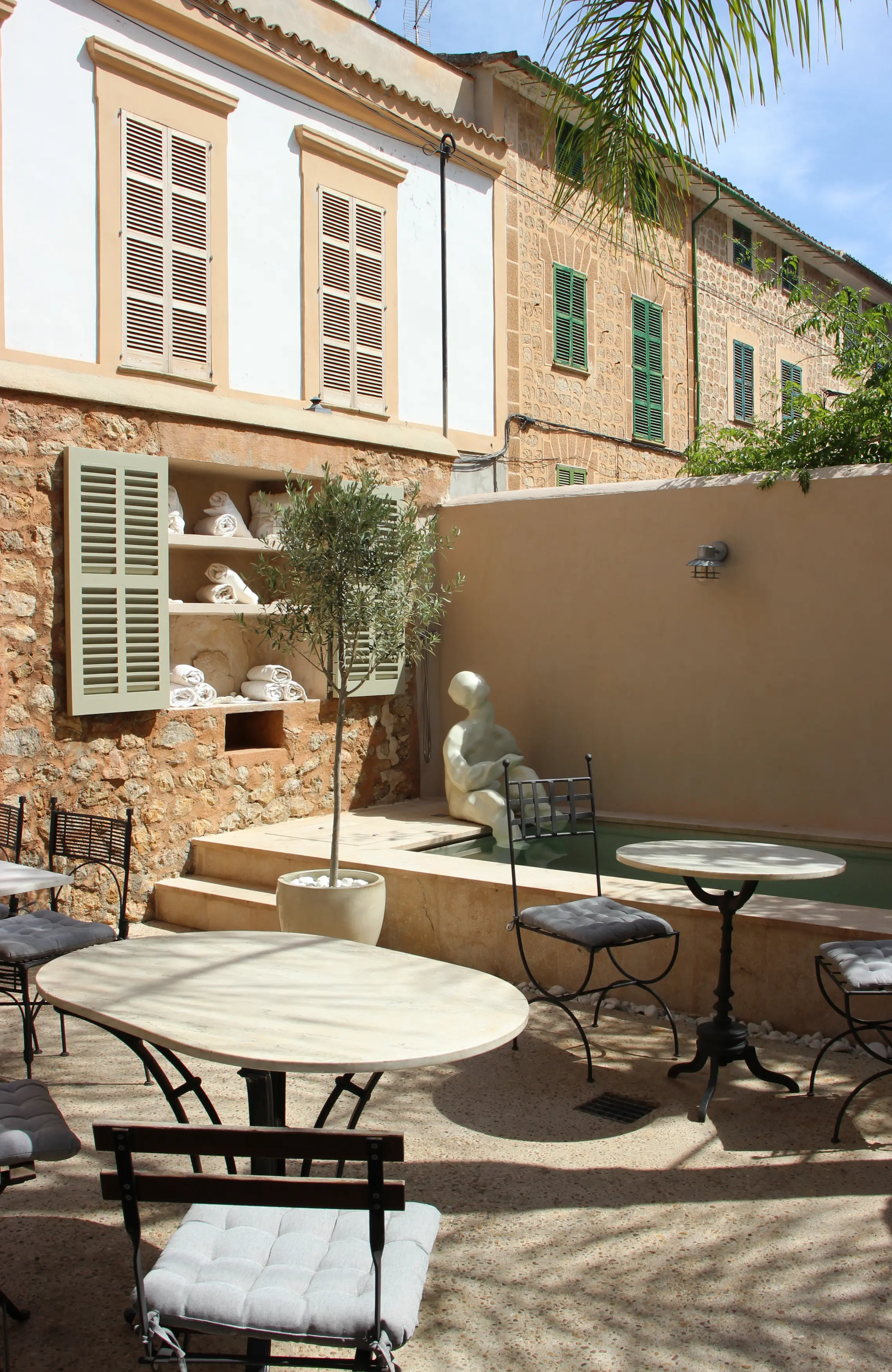 The intimate back patio of Ecocirer. Photo: Laura Pott