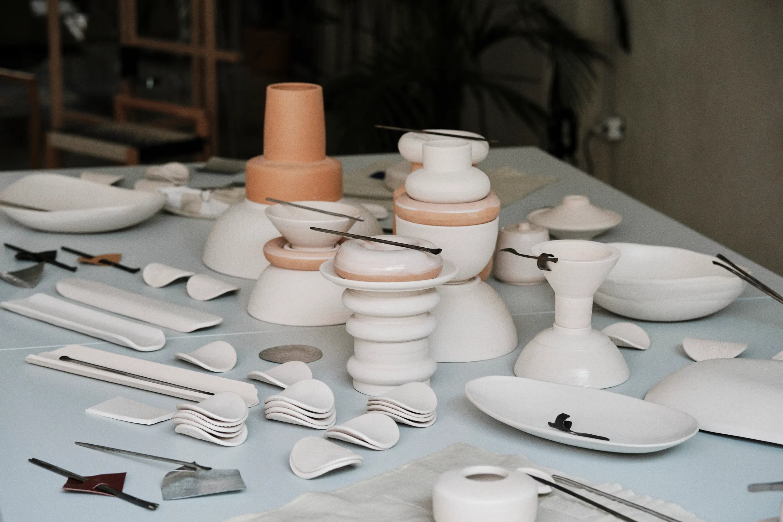 Table displaying pieces by Paparkone & 2 Monos. Photo: Xim Izquierdo