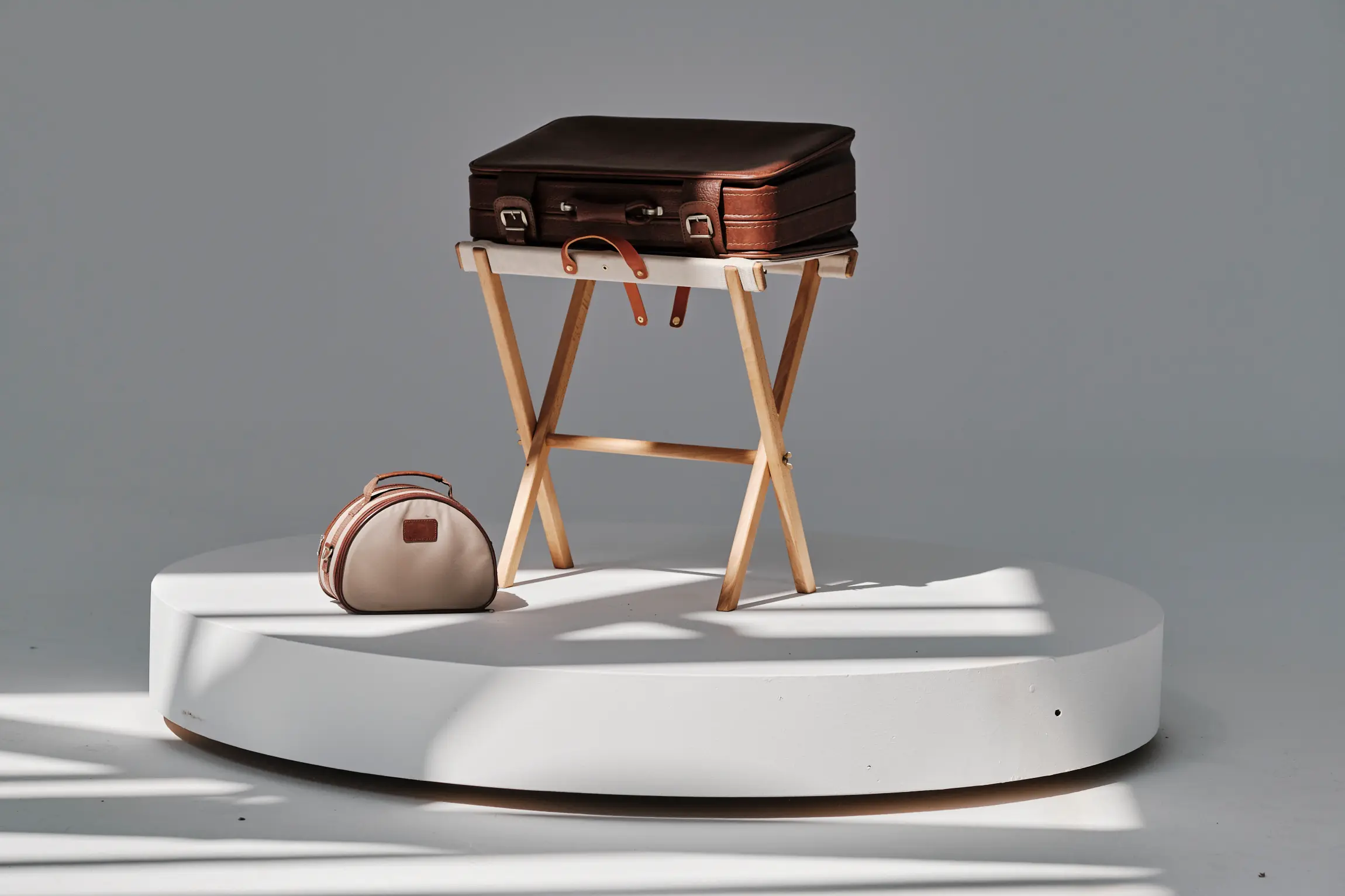 Paula Chacarteguim Repose Maleta (Luggage Stand)