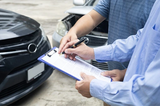 Insurance assessor and driver documenting claim form after an uninsured driver car accident on Gold Coast - Legalfinda