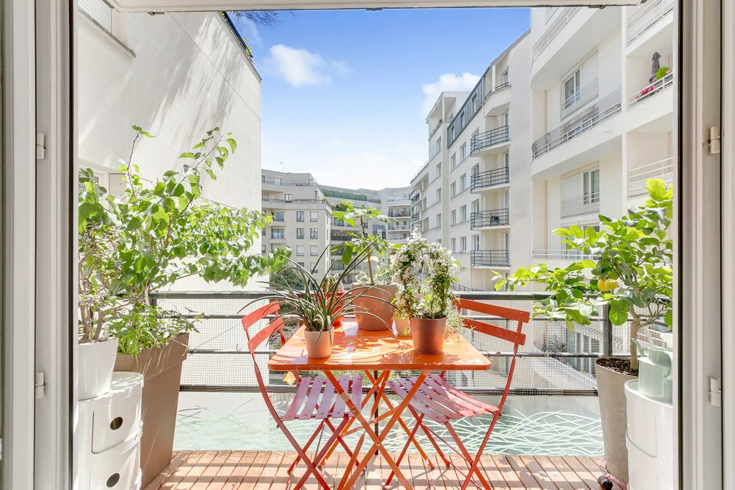 Une table et deux chaises sur le balcon d'un appartement