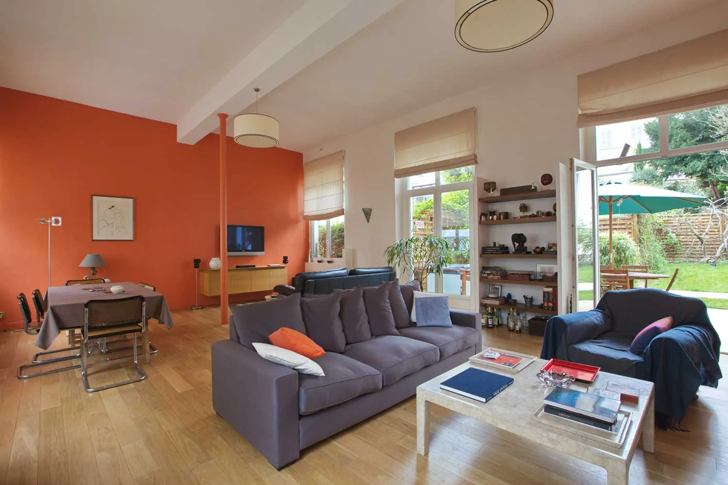 grand salon d'une maison donnant sur un jardin