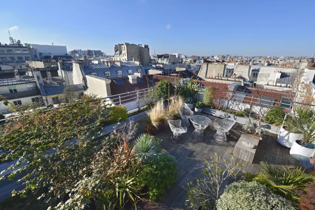 Terrasse avec vue sur les toits de Paris dans le Marais