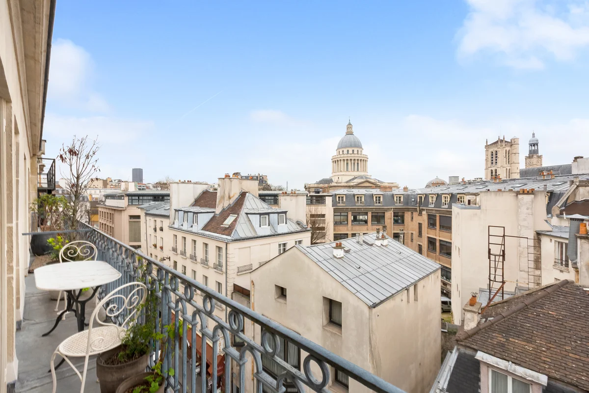 balcon d'un appartement parisien avec une vue sur les toits de Paris et sur le Panthéon