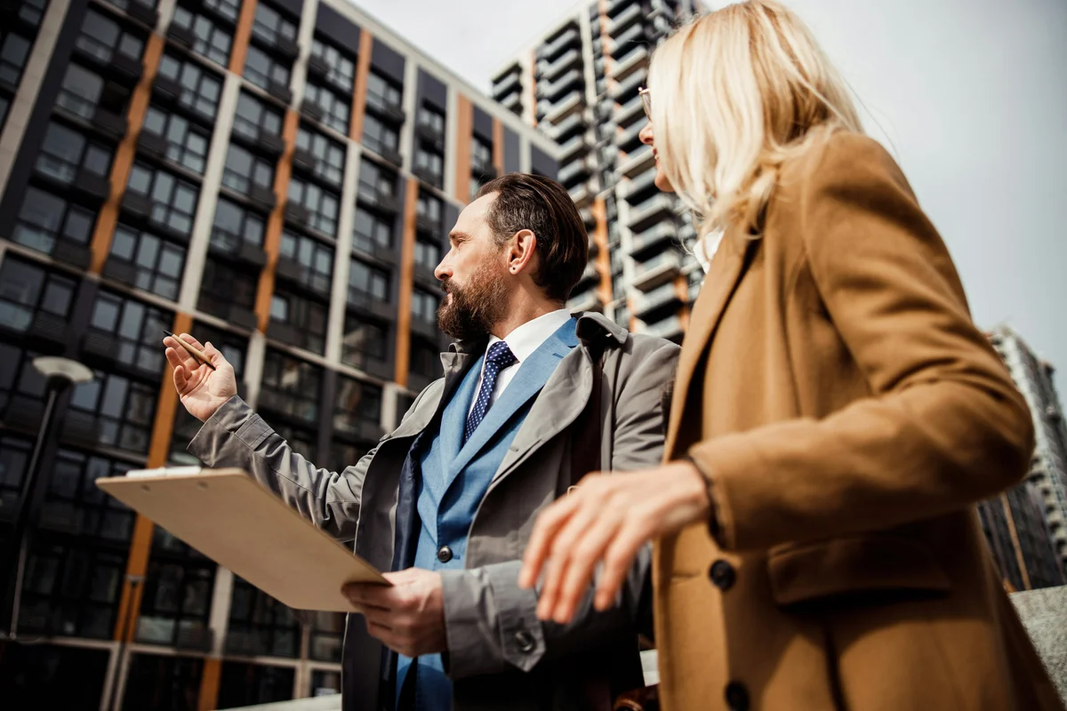 Un professionnel de l'immobilier et sa cliente
