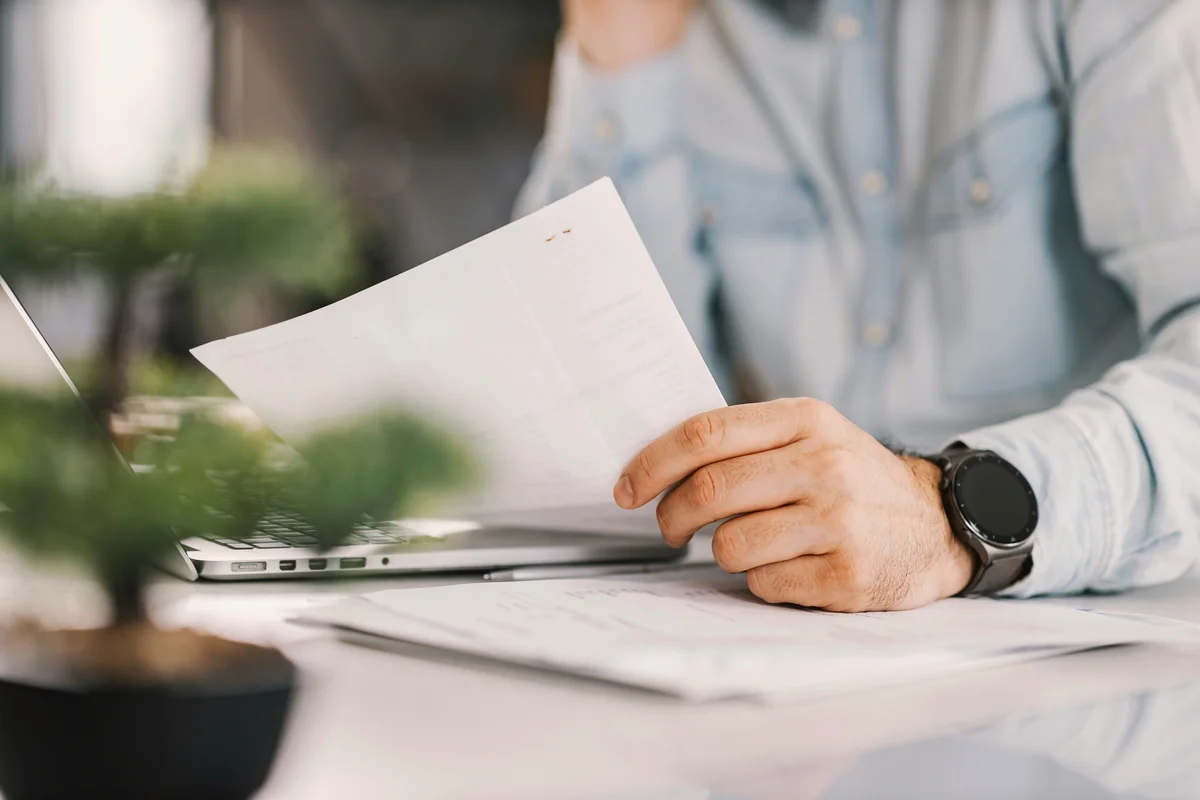 Une personne consulte des documents