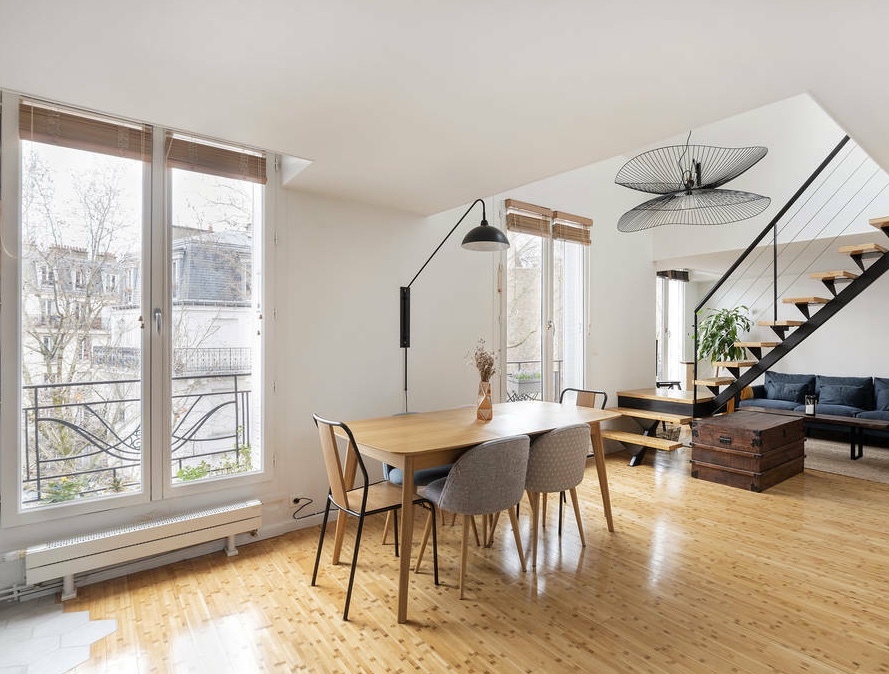 intérieur d’un bel appartement parisien avec une vue dégagée