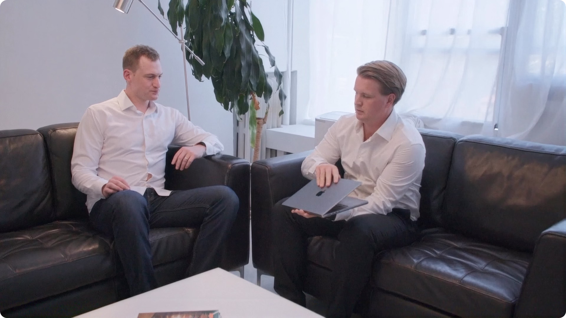 Brian Ehrlich (left), VP Finance at Flex, talking treasury with Atlar's William Wale.
