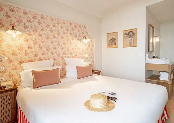 habitación clásica con vista al mar y baño con ducha