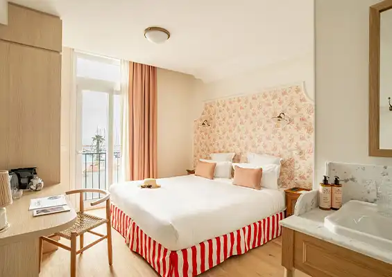 Descripción general de la habitación clásica con vistas al mar
