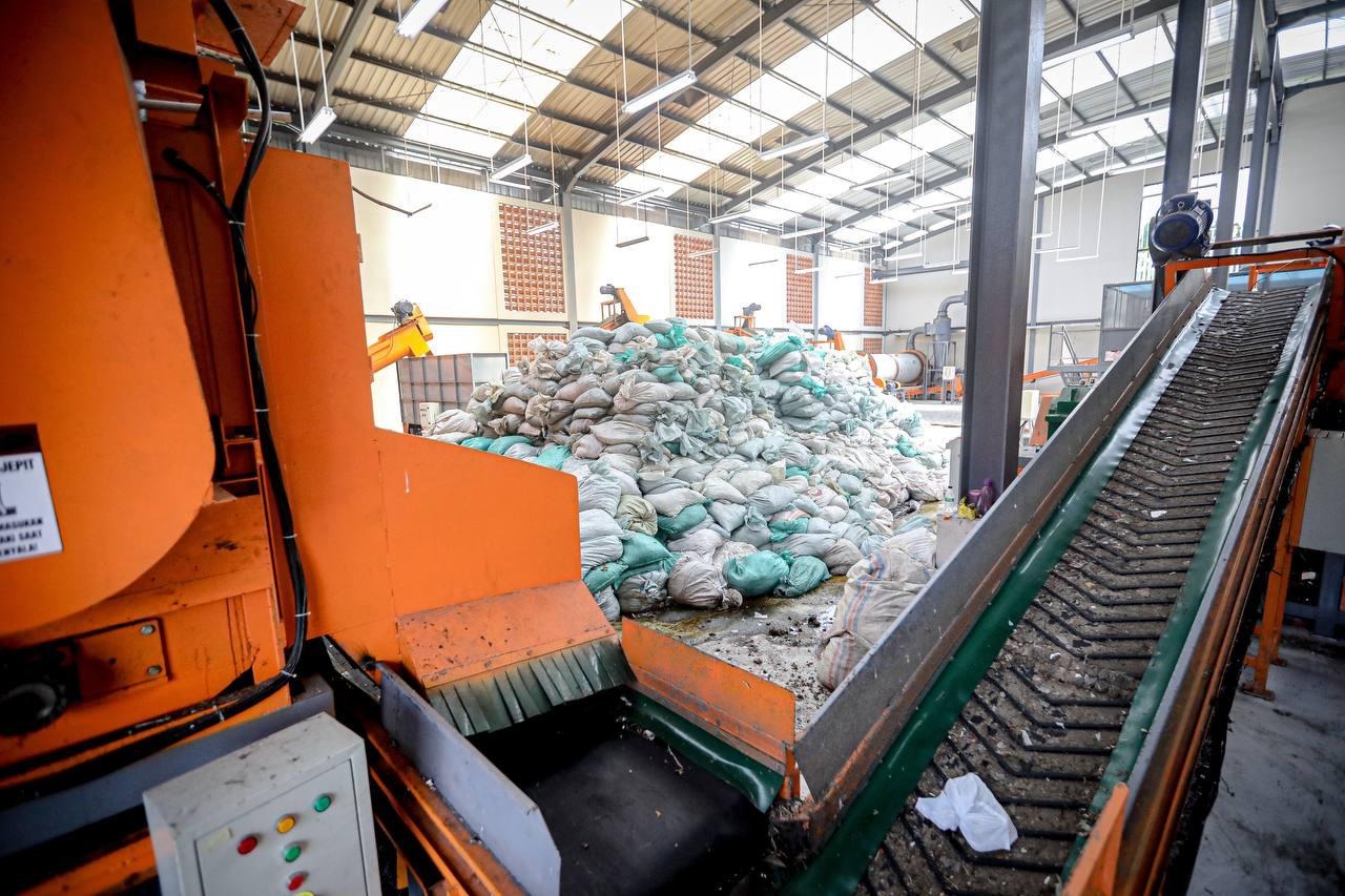 A large pile of bags in a factoryDescription automatically generated