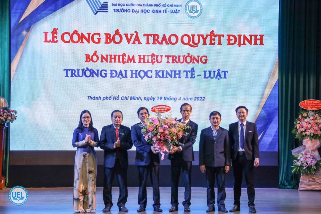 Tập thể lãnh đạo Trường tặng hoa chúc mừng PGS.TS Hoàng Công Gia Khánh - Tân Hiệu trưởng nhà trường 