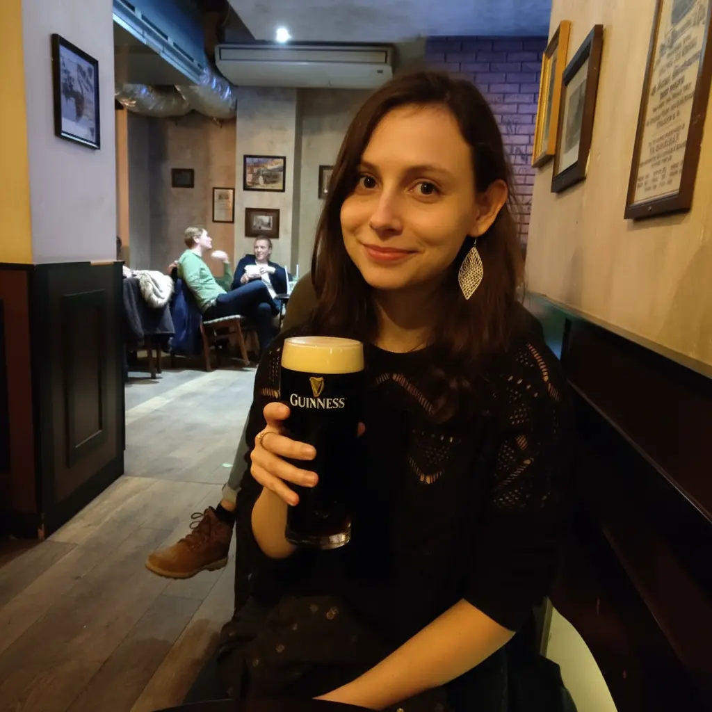 Moi en train de boire une pinte de Guinness dans un pub !