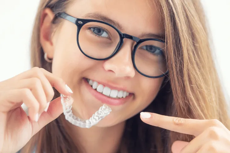leczenie-ortodontyczne-nakladkami-suresmile-i-invisalign