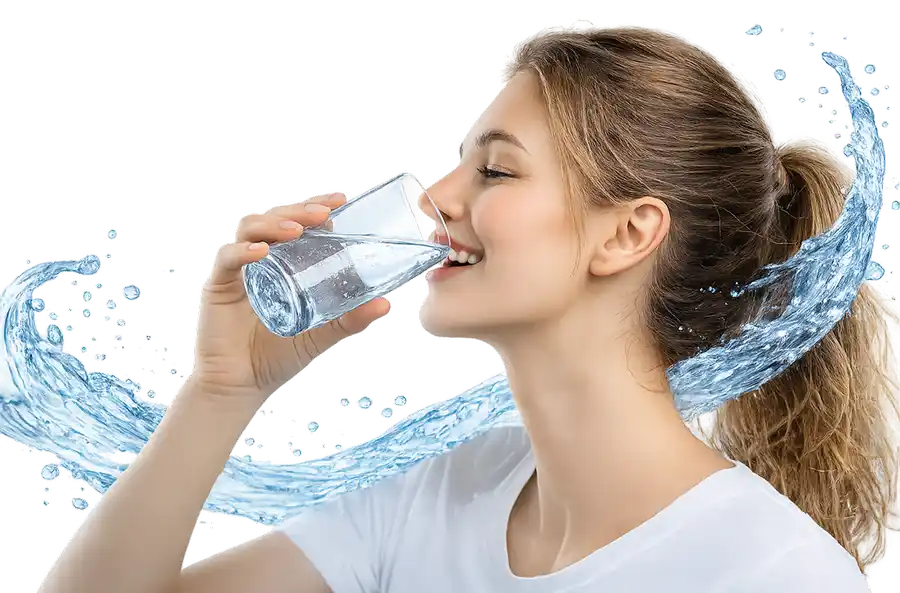 Femme qui boit une eau dynamisée