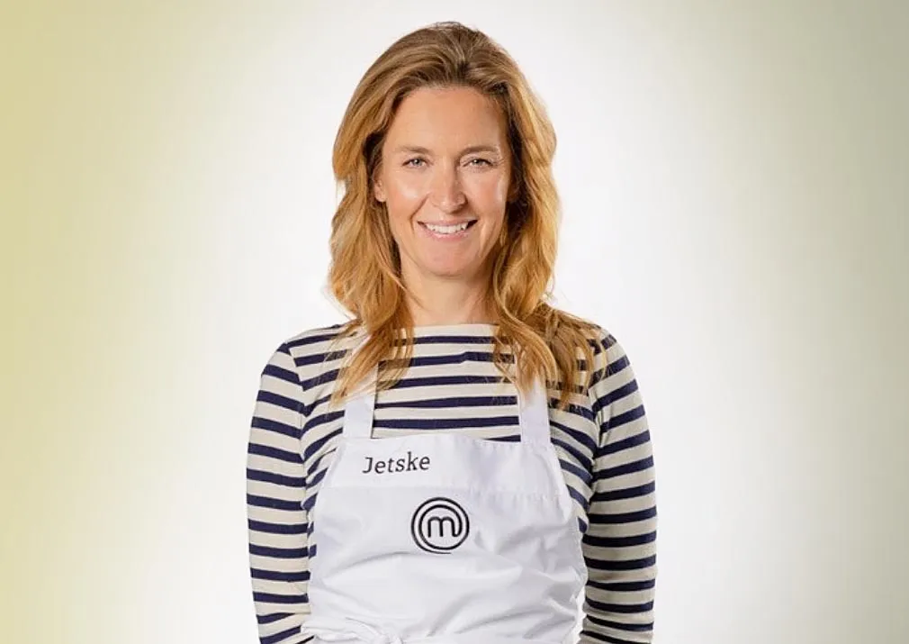 Masterchef Jetske van der Elsen met een kookschort om.