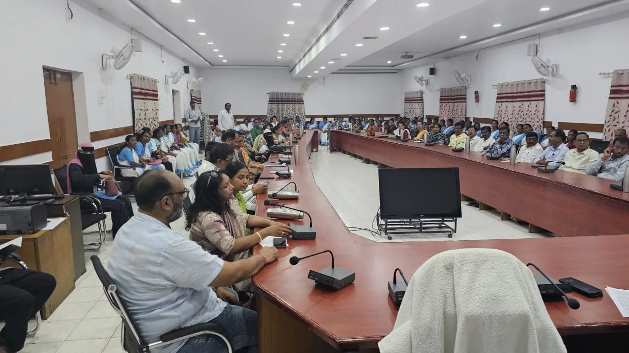 An auditorium of school teachers and principals at a Pinkishe training