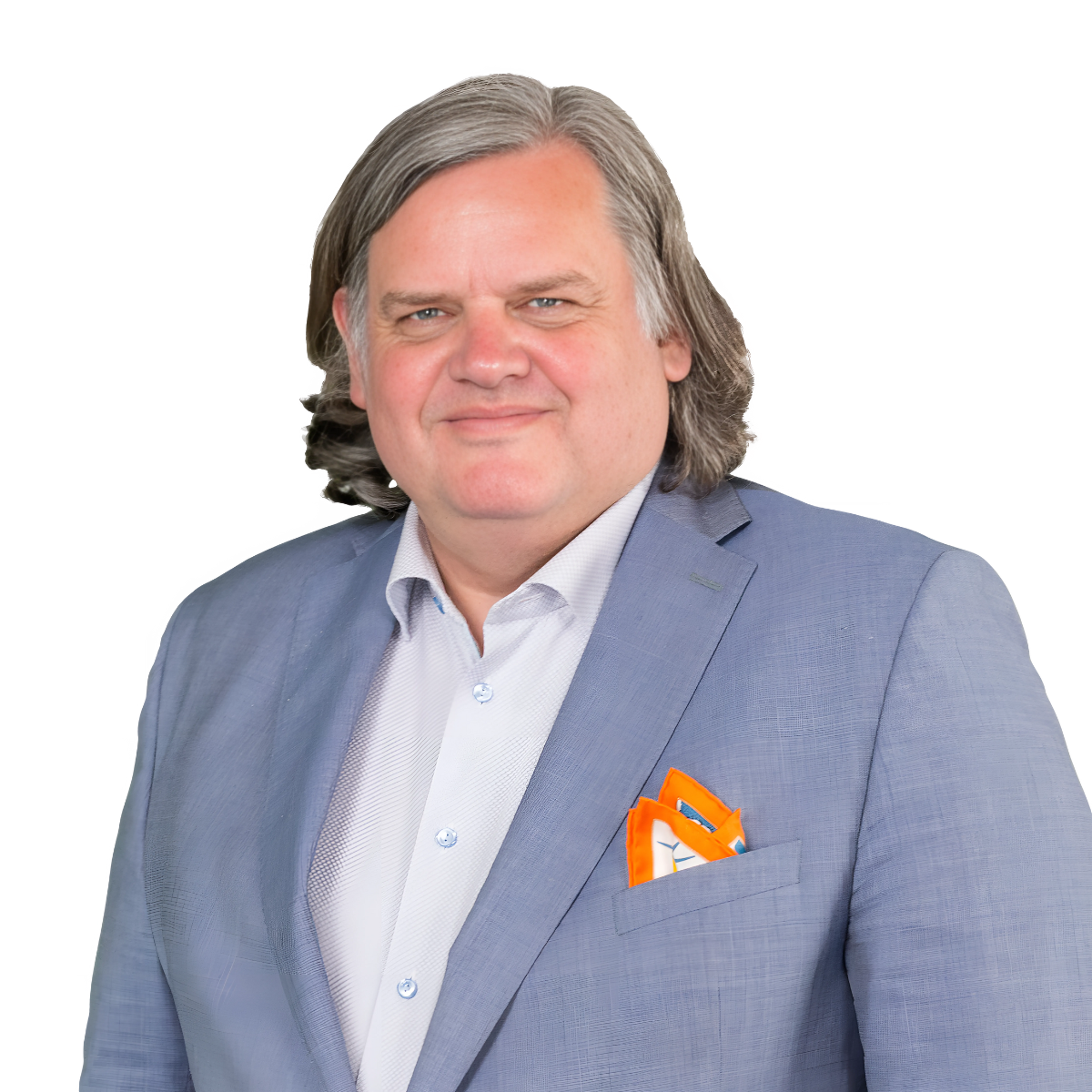 Porträt eines Mannes im hellblauen Anzug mit weißem Hemd und orangefarbenem Einstecktuch, der freundlich in die Kamera schaut.