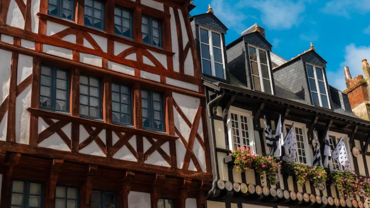 Bâtiment traditionnel à colombages dans le centre rennais nécessitant une aide rénovation immeuble ancien pour sa restauration.