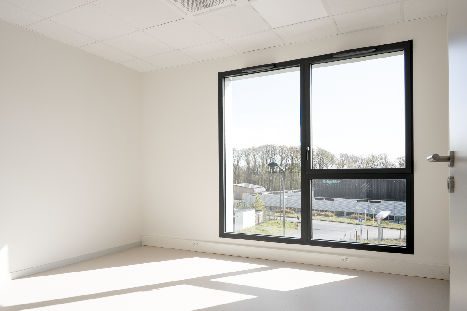 Bureau privé à louer à Chartres-de-Bretagne près de Rennes : espace neuf et lumineux disponible immédiatement
