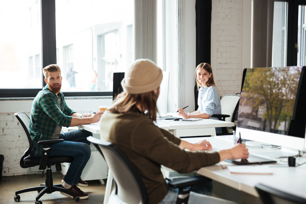 Équipe travaillant dans un espace de bureau partagé à Rennes, alternative au télétravail pour TPE et indépendants