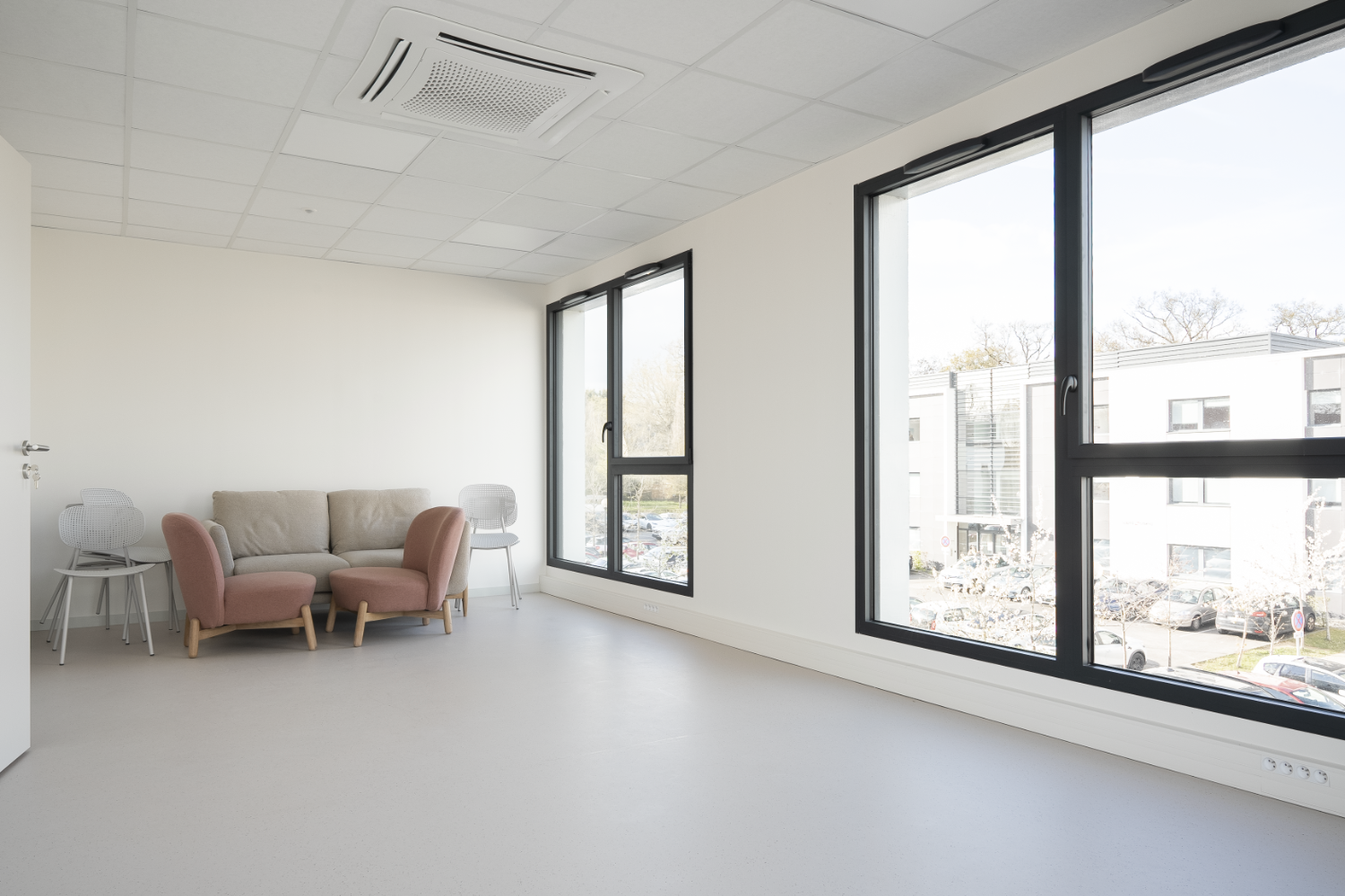 Bureau privé pour entrepreneur à Chartres-de-Bretagne : alternative calme au coworking rennais