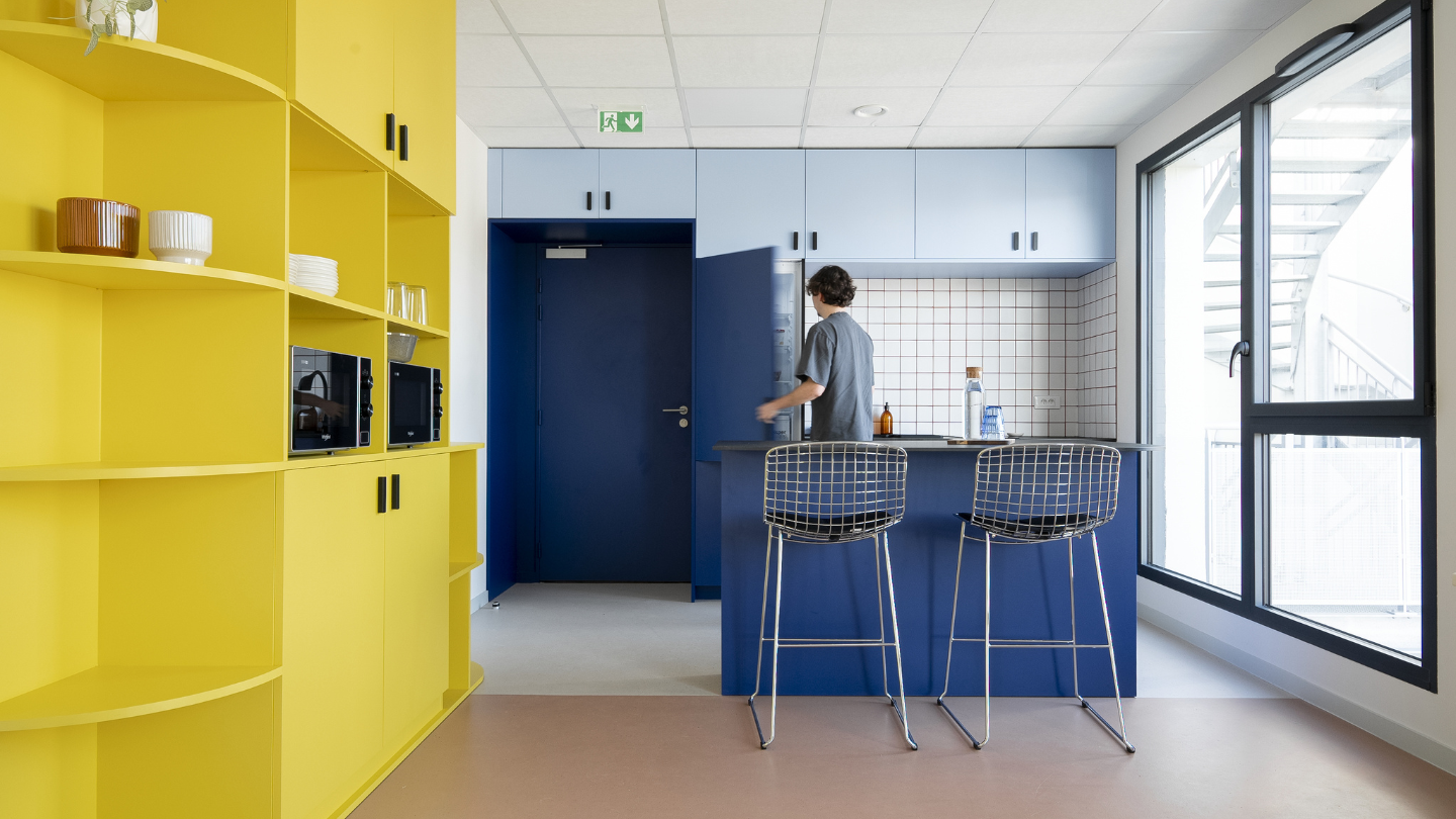 La Cafet de L'Esquisse Commune, espace partagé et cuisine équipée moderne aux couleurs jaune et bleu