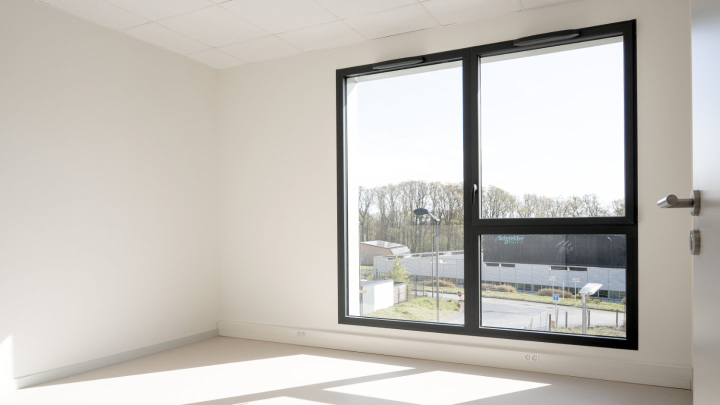 Location de bureau privatif à Rennes Sud à L'Esquisse Commune, espace lumineux avec grande fenêtre donnant sur l'extérieur