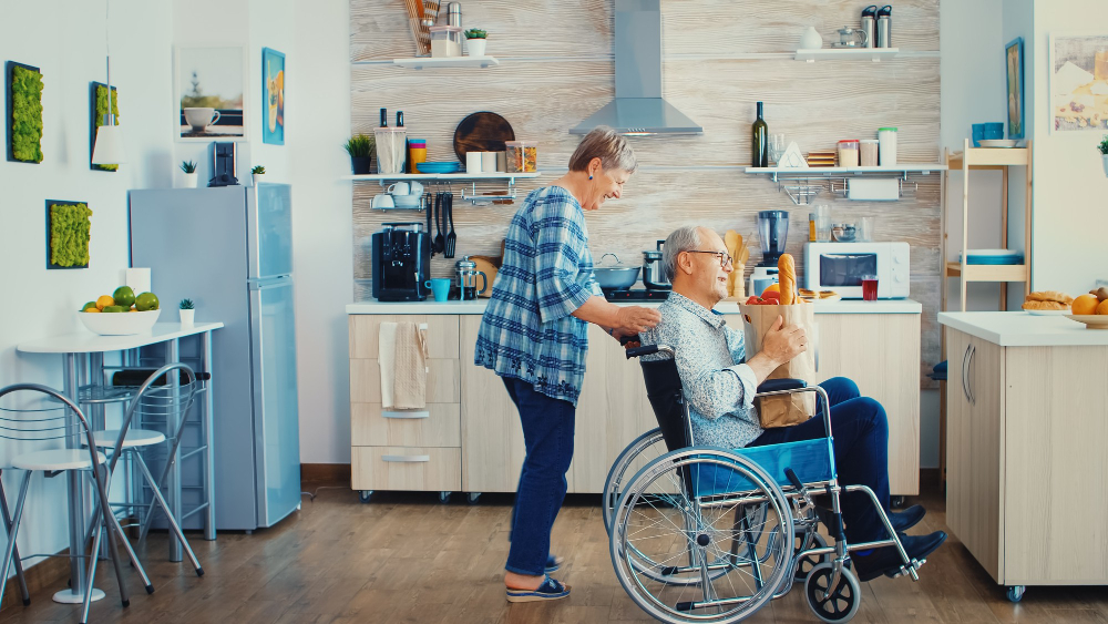 Accompagnement d’une personne en fauteuil roulant dans un logement adapté