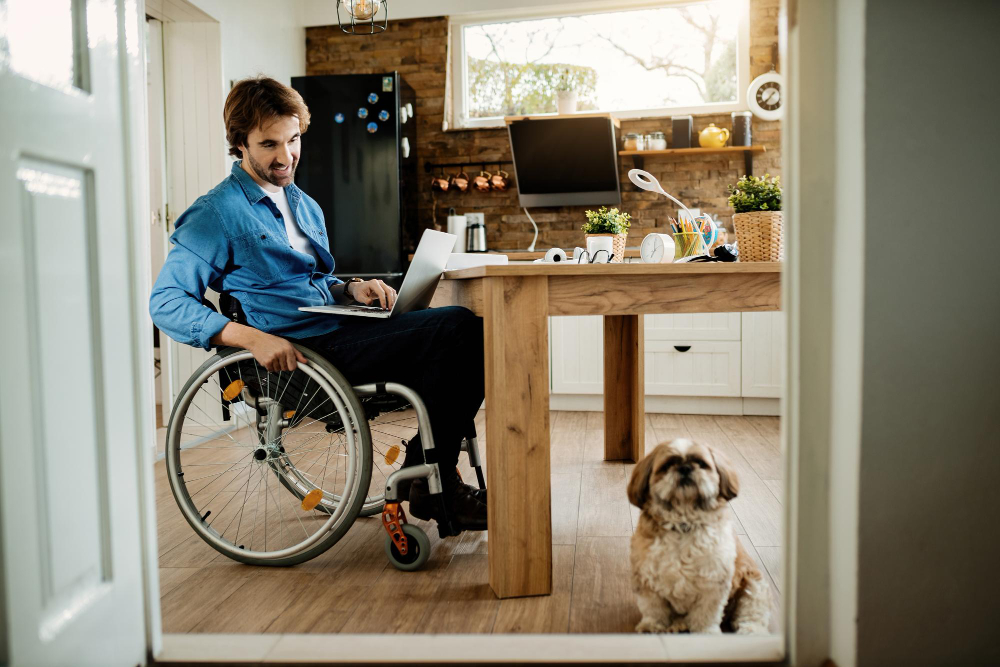 Personne en fauteuil roulant dans un logement adapté pour le maintien à domicile
