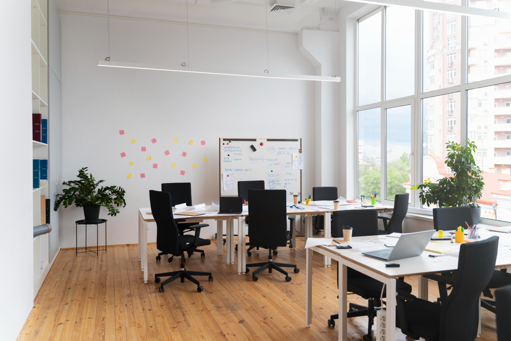 Espace de réunion professionnel avec bureaux et tableau de travail