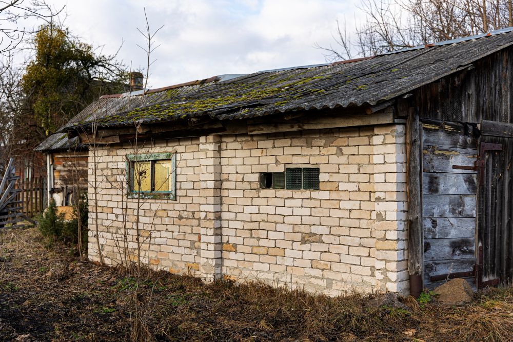 Logement dégradé avec façade ancienne et toiture détériorée