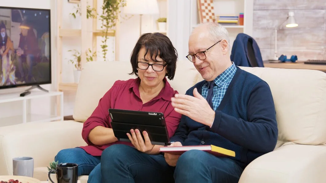 Couple de seniors échangeant sur leurs besoins dans le cadre d’un diagnostic autonomie à domicile
