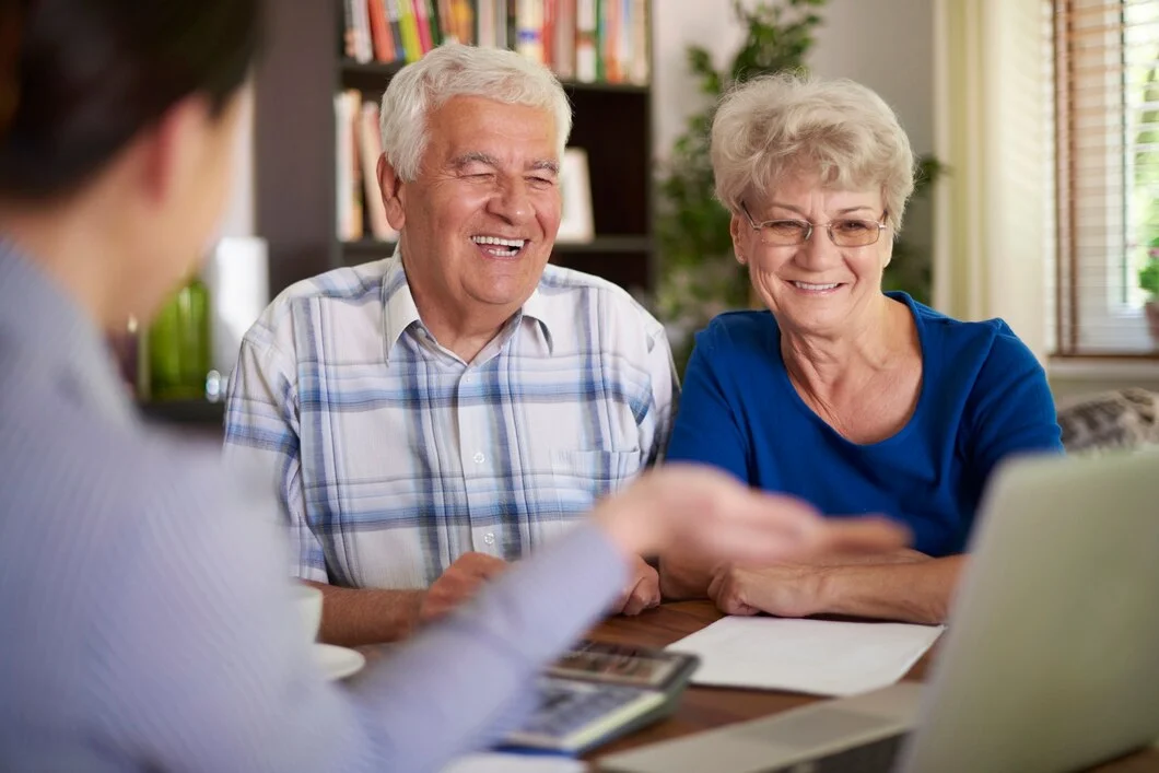 Couple de seniors accompagné pour évaluer ses besoins d’autonomie et d’adaptation du logement