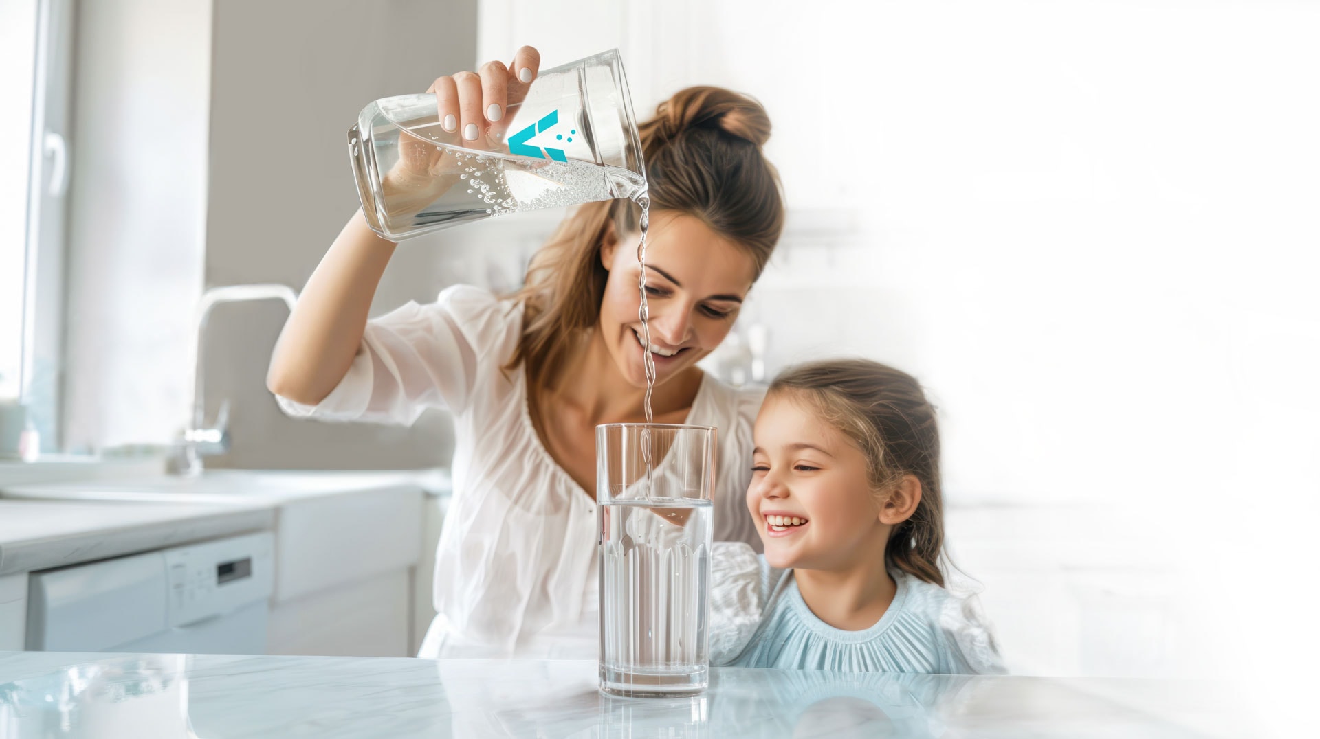 Beste Wasserfilter für Wasserhahn Titelbild. Lächelnde Mutter gießt in einer hellen Küche frisches Wasser aus einer Karaffe in ein Glas, während ihre Tochter daneben sitzt und fröhlich zuschaut.