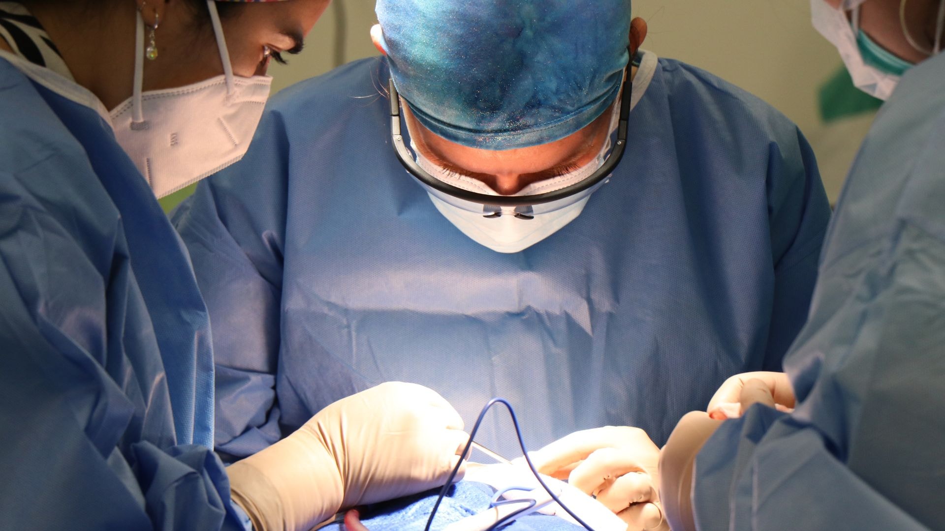 Schulter OP Titelbild - Chirurgisches Team während einer Schulteroperation in steriler Umgebung – Fokus auf präzise Handarbeit unter OP-Licht