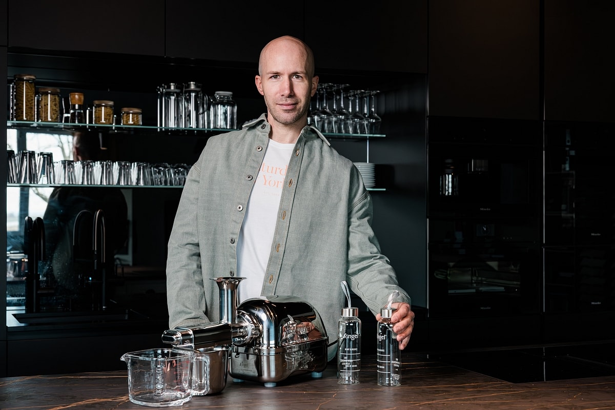 Angel Juicer aus Edelstahl in moderner Küche zur schonenden Saftherstellung