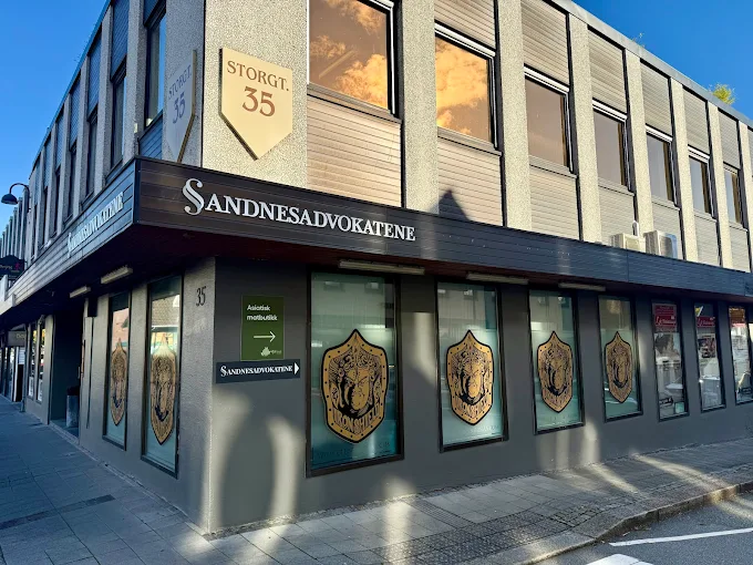 Fasaden til Sandnesadvokatene i Storgata 35 i Sandnes, hvor markedsføringsbyrået DIGSTRA har kontor og utvikler digitale markedsstrategier for kunder i hele Norge.